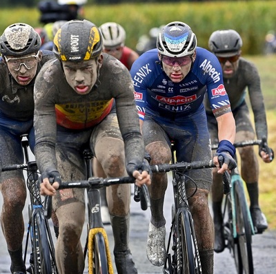 Foto zu dem Text "Van der Poel und Van Aert nach Regen-Roubaix urlaubsreif"