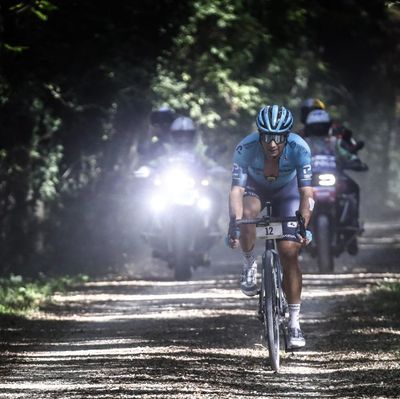 Foto zu dem Text "Lutsenko beim ersten Gravel-Rennen für Straßenprofis “on fire“"