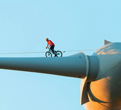Foto zu dem Text "Danny MacAskill: “Climate Games“ in der Windkraft-Fabrik"