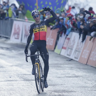 Foto zu dem Text "Nach Matsch kommt Schnee: Van Aert siegt auch im Weltcup"