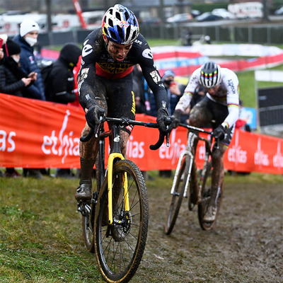 Foto zu dem Text "Van Aert düpiert van der Poel im ersten Aufeinandertreffen"