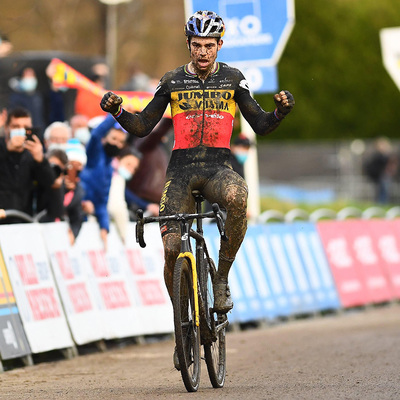 Foto zu dem Text "7 von 7 – Auch Sturz und Schuhwechsel stoppen Van Aert nicht"