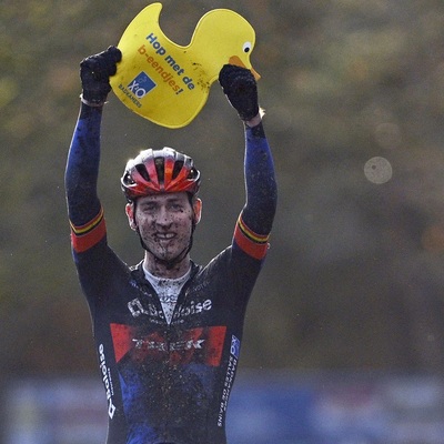 Foto zu dem Text "Aerts kann in Lille die Ente in die Luft strecken"