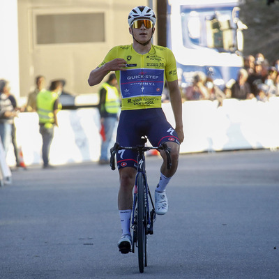 Foto zu dem Text "Evenepoel nimmt sich die Zeit, sein Gelbes Trikot zu feiern"