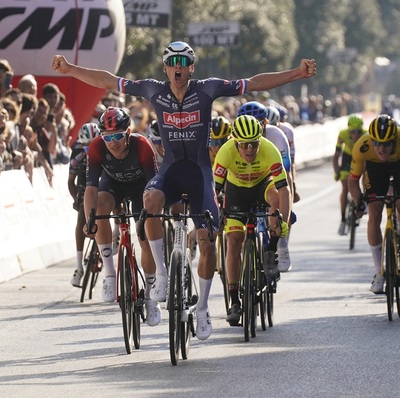 Foto zu dem Text "Van der Poel: Nach langer Flucht ein Sieg im Massensprint"