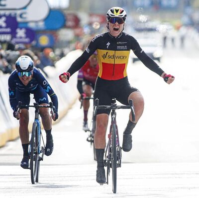 Foto zu dem Text "Flandern-Rundfahrt: Kopecky schlägt van Vleuten im Sprint"