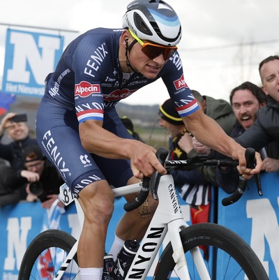 Foto zu dem Text "Alpecin - Fenix mit van der Poel, Krieger und Bayer"