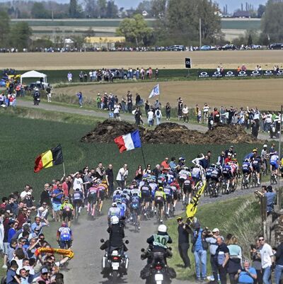 Foto zu dem Text "Monumentaler van Baarle hängt Van Aert und van der Poel ab"