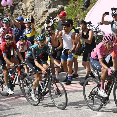 Foto zu dem Text "Stürmt Landa am Passo Fedaia an Carapaz und Hindley vorbei?"