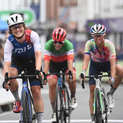 Foto zu dem Text "Brown gewinnt 4. Etappe der Women´s Tour im Sprint eines Trios"