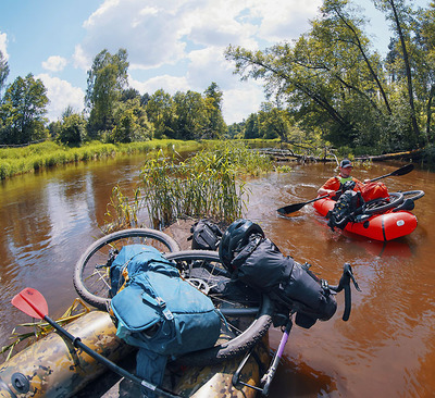 Foto zu dem Text "Bikerafting: Erst paddeln, dann treten"