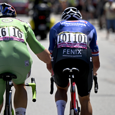 Foto zu dem Text "Van der Poel steigt nach Fluchtversuch mit Van Aert aus"