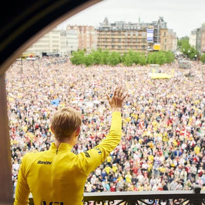 Foto zu dem Text " Vingegaard von 25 000 Fans in Kopenhagen begeistert empfangen"