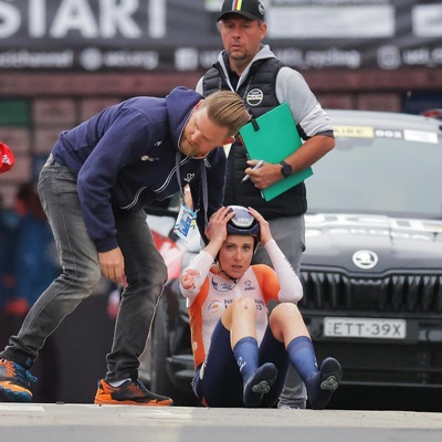 Foto zu dem Text "Sturz in der Mixed Staffel: Van Vleuten mit Ellenbogenbruch"