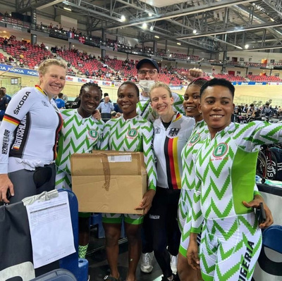 Foto zu dem Text "Brauße und Kröger beschenken Nigerias Verfolgerteam"