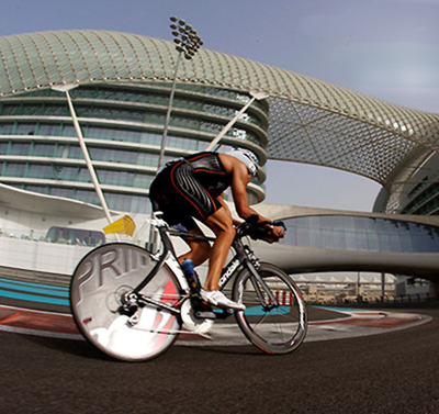 Foto zu dem Text "Abu Dhabi: Mit dem Renner auf dem Formel-1-Kurs"