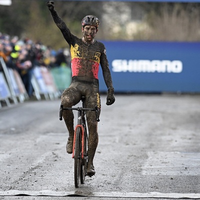 Foto zu dem Text "Auch ein Handtuch im Hinterrad konnte Van Aert nicht stoppen"