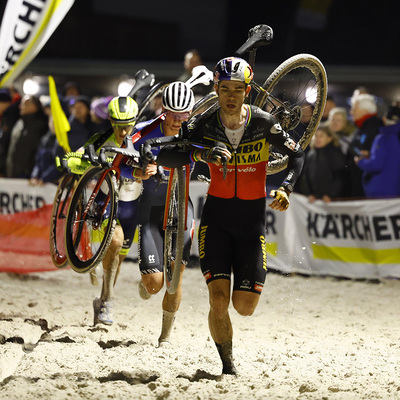 Foto zu dem Text "Van Aert schlägt van der Poel in einem spannenden Duell"