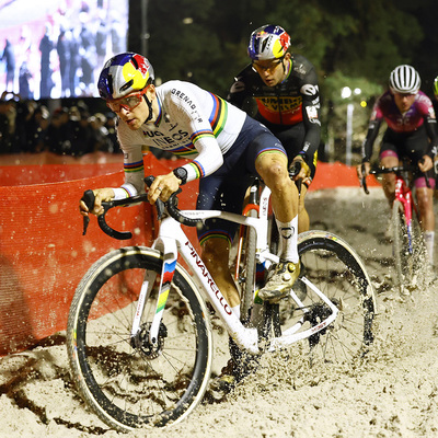 Foto zu dem Text "Training half nichts: Pidcock bleibt im Sand stecken"