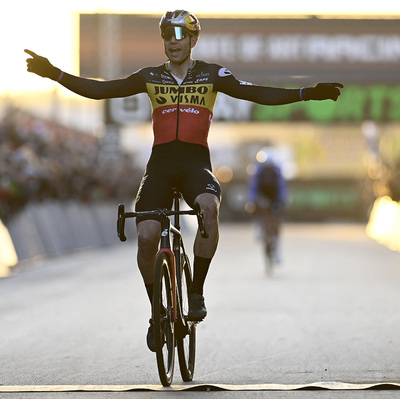 Foto zu dem Text "Van der Poels Rausrutscher verhilft van Aert zum Sieg"