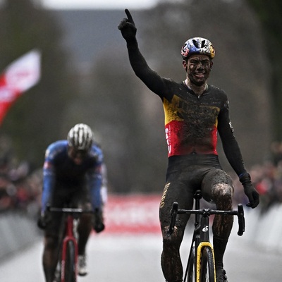 Foto zu dem Text "Van Aert schlägt angriffslustigen van der Poel in Loenhout"