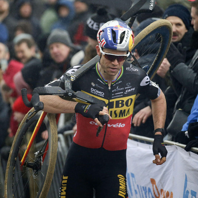 Foto zu dem Text "Van Aert mit Flügeln durch die Dünen von Koksijde"