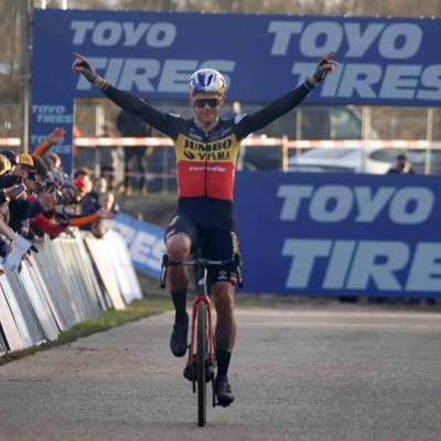 Foto zu dem Text "Van Aert lässt erstmals in Zonhoven van der Poel hinter sich"