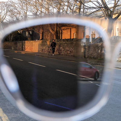 Foto zu dem Text "HindSight: Radfahrer-Brille mit Rücksicht "