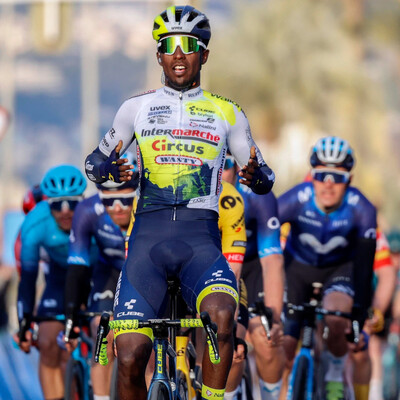 Foto zu dem Text "Valenciana: Girmay lässt Kooij und Movistar in Altea alt aussehen"