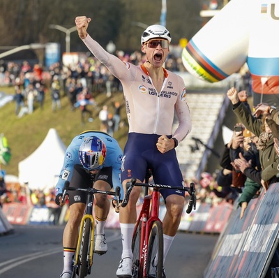 Foto zu dem Text "Van der Poel ringt Van Aert im Sprintduell nieder"