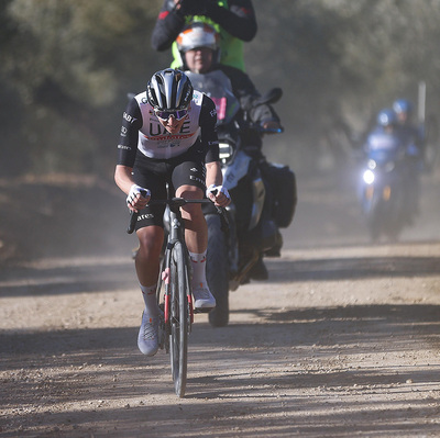 Foto zu dem Text "Pogacar macht´s in Jaén wie bei der Strade Bianche"