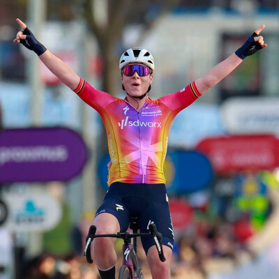 Kopecky won als solist de Omloop Het Nieuwsblad