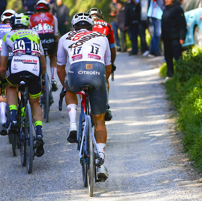 Foto zu dem Text "Biathlon-Star Jacquelin bei Strade Bianche AG2R-Wasserträger"