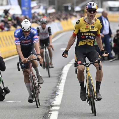 Foto zu dem Text "Van Aert schlägt in Harelbeke van der Poel und Pogacar"