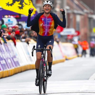 Foto zu dem Text "Reusser triumphiert als Solistin beim Gent-Wevelgem der Frauen"