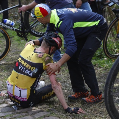 Foto zu dem Text "Van Baarles Frühjahr endet schmerzhaft auf dem Roubaix-Pavé"