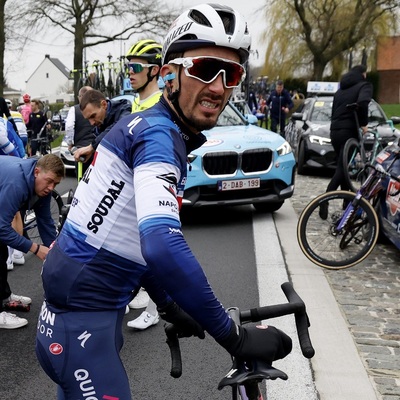 Gevolgen van de val van “Ronde: Alaphilippe viel naar de Amstel