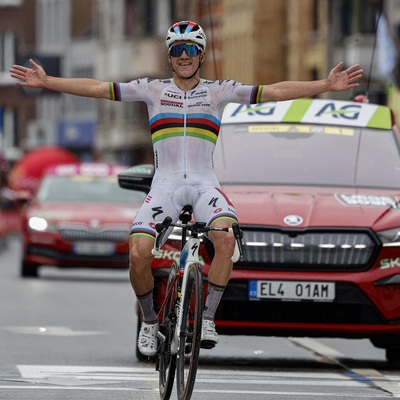 Foto zu dem Text "Evenepoel gelingt im Regenbogentrikot die Titelverteidigung"