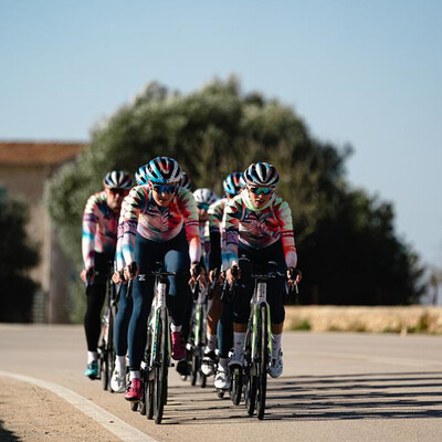 Foto zu dem Text "Dygert kehrt bei der Vuelta ins Straßen-Peloton zurück"