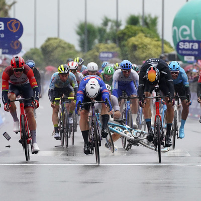 Foto zu dem Text "Groves holt sich im Dauerregen seine erste Giro-Etappe"
