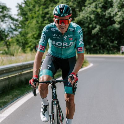 Foto zu dem Text "Bora - hansgrohe ehrt mit Tour-Trikot all seine Tour-Starter"