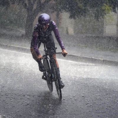 Foto zu dem Text "Giro-Donne-Auftakt wegen Starkregens abgebrochen"