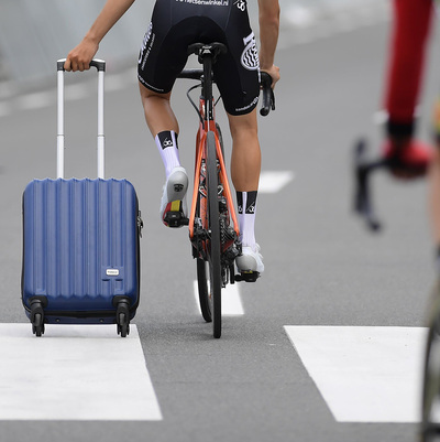 Foto zu dem Text "Vier Teilnehmer ohne Koffer bei der Tour"