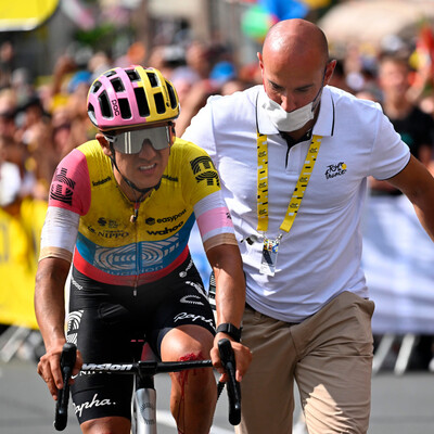 Foto zu dem Text "Fraktur an der Kniescheibe: Carapaz gibt die Tour auf"