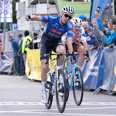 Foto zu dem Text "Gogl und Schrempf gewinnen vor 10.000 Zuschauern in Wels"