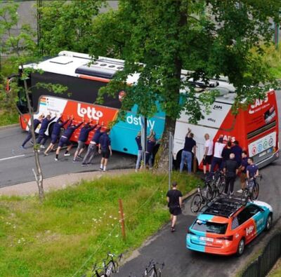 Foto zu dem Text "Lotto-Dstny-Bus festgefahren: Teambuildung mal anders"