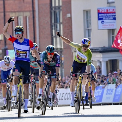 Foto zu dem Text "Entspannter Van Aert lotst Kooij von einem Sieg zum nächsten"