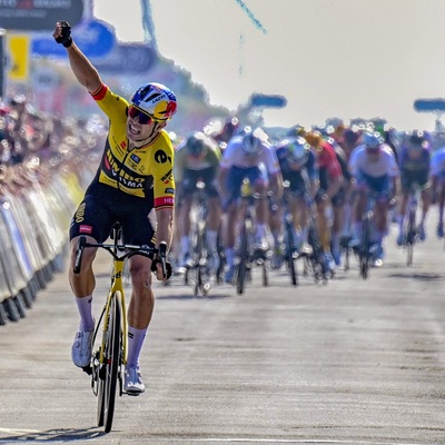 Foto zu dem Text "Clevere Planänderung: Van Aert überrascht mit frühem Antritt"