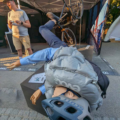 Foto zu dem Text "Evoc Commute A.I.R.: Erster Fahrrad-Rucksack mit Airbag"