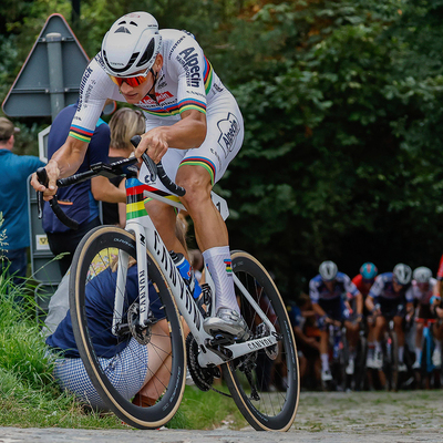 Foto zu dem Text "Fantastisch bei der Super 8! Van der Poel siegt im Regenbogentrikot"